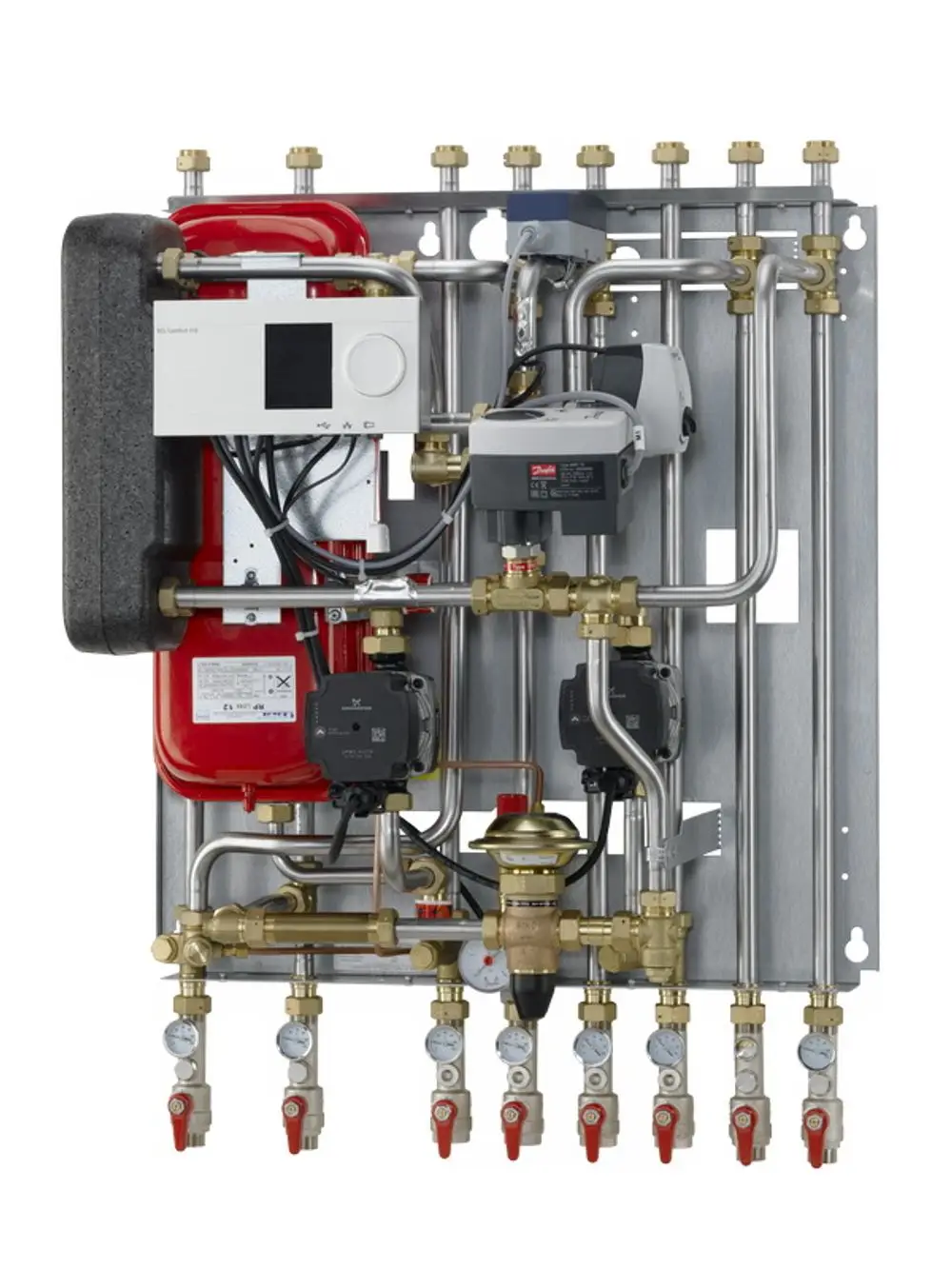 Montageplatte mit mehreren Rohren und Ventilen, die verschiedene Komponenten für Heizungs- oder Warmwasseranwendungen vereint; Hersteller ist Danfoss.